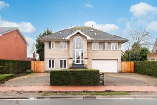 <h2><strong>Schitterende luxe villa op ruim perceel met wellness en dubbele garage</strong></h2>
<p>Op een prachtig domein van ca. <strong>1.435 m² eigen grond</strong> bevindt zich deze uitzonderlijk ruime en luxueus afgewerkte villa, voorzien van alle comfort en extra’s die een exclusieve woning compleet maken. Dankzij de royale indeling, hoogwaardige materialen en uitgebreide wellnessfaciliteiten is dit een unieke opportuniteit voor wie op zoek is naar luxe en ruimte.</p>
<h3><strong>Indeling</strong></h3>
<p>Via een charmant optrapje bereikt u de inkomhal met vestiaire en gastentoilet. Aansluitend bevindt zich een apart bureel, ideaal voor thuiswerk of praktijkruimte.</p>
<p>De woning beschikt over een indrukwekkende <strong>Amerikaanse leefkeuken</strong> met alle moderne toestellen, waaronder een <strong>6-pits gasfornuis</strong>, afgewerkt met een stijlvol granieten werkblad en voorzien van airconditioning.</p>
<p>De lichtrijke woonkamer met grote raampartijen straalt pure klasse uit en is uitgerust met een gezellige <strong>gasopenhaard</strong>, elektrische zonnewering en eveneens airco.</p>
<p>De volledige eerste verdieping is afgewerkt met natuurstenen vloeren én voorzien van <strong>vloerverwarming</strong>.</p>
<h3><strong>Verdieping</strong></h3>
<p>Op de tweede verdieping vindt u een ruime vide/zolderruimte met tv-aansluiting, waaraan twee royale logeerkamers grenzen (ca. <strong>28 m²</strong> en <strong>16 m²</strong>). Daarnaast is er een luxueuze natuurstenen badkamer met vloerverwarming, jacuzzi, douche en toilet.</p>
<h3><strong>Souterrain</strong></h3>
<p>Het souterrain biedt nog twee extra slaapkamers met eiken plankenvloer, een aparte douchekamer en een royale master suite met dressing, elektrische rolluiken en een ruime luxe badkamer met ligbad, douche, dubbel lavabomeubel, toilet en urinoir.</p>
<h3><strong>Wellness &amp; Extra’s</strong></h3>
<p>De woning is volledig onderkelderd en beschikt over een uitgebreid wellnessgedeelte met:</p>
<ul>
<li>
<p>Sauna (4 personen)</p>
</li>
<li>
<p>Turks stoombad</p>
</li>
<li>
<p>Douche, wastafel en toilet</p>
</li>
</ul>
<p>Verder is de villa uitgerust met:</p>
<ul>
<li>
<p>Rolluiken en zonnewering overal</p>
</li>
<li>
<p>Centraal stofzuigersysteem</p>
</li>
<li>
<p>Sproei-installatie met pomp</p>
</li>
<li>
<p>Alarm en krachtstroom</p>
</li>
<li>
<p>Dubbele inpandige garage met aparte toegang<br /><br /></p>
<p>Naast de villa bestaat er ook de mogelijkheid om een aangrenzend stuk <strong>weidegrond met stallen van maar liefst 6.963 m²</strong> apart bij aan te kopen. Ideaal voor paardenliefhebbers, extra privacy, uitbreidingsruimte of gewoon als waardevolle investering.</p>
<p>De prijs voor deze bijkomende gronden met stallen bedraagt <strong>€ 75.000</strong>.</p>
</li>
</ul>