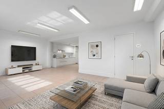 <p><strong>Te koop: Handelsruimte in Middelkerke, gelegen in residentie L'Aube.</strong><br /><br /> </p>
<p>Deze handelsruimte op het gelijkvloers van residentie L'Aube biedt een unieke opportuniteit in het bruisende centrum van Middelkerke-bad. Dankzij de uitstekende ligging is dit pand ideaal als stockageruimte voor zelfstandigen, handelaars of investeerders die op zoek zijn naar een praktische en vlot bereikbare opslagplaats. Momenteel wordt de ruimte ook effectief als stockage gebruikt.<br /><br /> </p>
<p>Het pand beschikt over een ruime gelijkvloerse handelsruimte en een grote kelder, samen goed voor bijna 150 m² aan opslagruimte. Daarnaast biedt het eigendom een interessant herbestemmingspotentieel: mits goedkeuring van de VME en de gemeente kan het worden omgevormd tot een ruim appartement met twee slaapkamers.<br /><br /> </p>
<p>Een bijkomende troef is dat het gelijkvloers, conform de basisakte, niet bijdraagt aan de syndickosten. Enkel voor de kelder zijn syndickosten verschuldigd.<br /><br /> </p>
<p>• Gelijkvloerse handelsruimte met ruime kelder, samen bijna 150 m²<br />• Centrale ligging in het hart van Middelkerke-bad, ideaal als opslagruimte<br />• Mogelijkheid tot omvorming naar een appartement met 2 slaapkamers (mits goedkeuring)</p>
<p><br /><br /><strong>Troeven:</strong><br />• Gelegen in residentie L'Aube, op een toplocatie in Middelkerke-bad<br />• Gelijkvloers vrijgesteld van syndickosten volgens de basisakte<br />• Veel opslagruimte en interessant herbestemmingspotentieel<br /><br /> </p>
<p>Neem vandaag nog contact op met Liam voor meer informatie of een bezoek.<br /><br /> </p>
<p><strong>JOUW DROOMHANDELSPAND. ZO GEVONDEN!</strong></p>