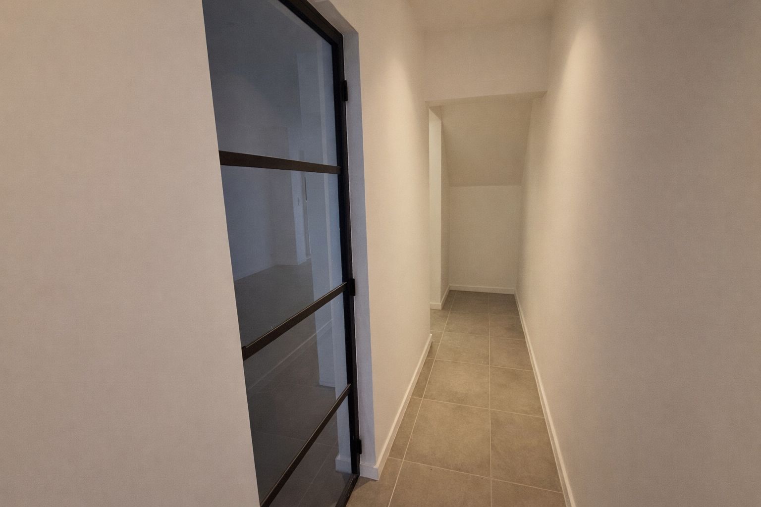 Halfopen woning met 3 slaapkamers, dubbele garage en zongerichte tuin in Poperinge (EPC B). - foto 2