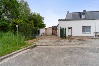 <p>Welkom in deze prachtige, recent gerenoveerde woning waar comfort, design en functionaliteit naadloos samenkomen. Gelegen in een rustige, aangename buurt in Genk, biedt deze woning alles wat u zoekt voor hedendaags wonen.</p>
<p>Bij aankomst valt meteen de strakke, moderne architectuur op, gecombineerd met een onderhoudsvriendelijke voortuin en ruime oprit met garage. De woning straalt klasse en eenvoud uit, met een tijdloze witte gevel en stijlvolle zwarte accenten.</p>
<p>Binnenin wordt u verwelkomd in een lichtrijke leefruimte waar grote raampartijen zorgen voor een overvloed aan natuurlijk licht. De open indeling creëert een aangename flow tussen de woonkamer, eetruimte en keuken — perfect voor zowel dagelijks comfort als gezellige momenten met familie en vrienden.</p>
<p>De keuken is modern en praktisch ingericht, met kwalitatieve materialen en voldoende opbergruimte. Hier kookt u met plezier terwijl u in contact blijft met uw gasten.</p>
<p>Op de verdieping bevinden zich ruime slaapkamers, ideaal voor een gezin of wie graag extra ruimte heeft voor een bureau of hobbykamer.</p>
<p>Buiten geniet u van een gezellige tuin waar rust en privacy centraal staan — dé plek om te ontspannen, te barbecueën of te genieten van zonnige dagen.</p>
<p>Moderne en energiezuinige afwerking</p>
<p>Instapklaar</p>
<p>Ruime oprit en garage</p>
<p>Lichtrijke leefruimtes</p>
<p>Gezellige, onderhoudsvriendelijke tuin</p>
<p>Rustige ligging nabij alle voorzieningen</p>
<p>Kortom, deze woning is een unieke kans voor wie op zoek is naar een stijlvolle thuis met alle hedendaagse comfort in het hart van Genk.</p>
<p>📞 Interesse? Contacteer ons vandaag nog voor een bezichtiging en laat u verrassen door deze topper!</p>