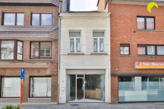 <p><span>COMMERCIËLE ACTIVITEIT VERPLICHT - in combinatie met wonen!</span></p><p><span> </span></p><p><span>Zoekt u een betaalbaar pand waar u wonen en werken kan combineren?</span></p><p><span>In de autoluwe Blauwstraat, vlakbij de parking van de Varkensmarkt, bieden wij u deze handelwoning bestaande uit een gelijkvloers van 55 m² met bovengelegen duplex.</span></p><p><span>Het gebouw heeft een prima structuur maar een opfrissing naar de huidige normen van comfort en energiezuinigheid dringt zich op.</span></p><p><span>Een grote troef is de zeer ruime kelder met plafondhoogte van maar liefst 2,5 m die een zee aan opbergruimte biedt.</span></p><p><span> </span></p><p><span>Indeling:</span></p><p><span>De winkelruimte op het gelijkvloers heeft een etalage met rolluik en een kleine opslagruimte achteraan.</span></p><p><span>Een andere indeling kan hier eenvoudig gerealiseerd worden dankzij de kelders waarbij leidingen kunnen worden omgelegd zonder veel breekwerk.</span></p><p><span>Op de eerste verdieping vinden we de leefruimte met aansluitend een eenvoudige keuken en badkamer. Achteraan is er nog een overdekt terras met zicht op groen.</span></p><p><span>De tweede en bovenste verdieping is opgedeeld in 2 kamers, beiden met velux-raam.</span></p><p><span> </span></p><p><span>Belangrijkste troeven:</span></p><p><span>- Autoluwe winkelwandelstraat in centrum Boom</span></p><p><span>- Parking vlakbij gelegen</span></p><p><span>- Indeling/inrichting eenvoudig te wijzigen dankzij ruime kelder</span></p><p><span>- Zeer gunstig rendement bij verhuur</span></p><p><span> </span></p><p><span>EPC: 576 kWh/m² - label F (Renovatieplicht van toepassing)</span></p><p><span>P-score D  -  G-score D</span></p><p><span> </span></p><p><span>Voor een bezoek ter plaatse kan u ons contacteren op het nummer 03 449 42 41 of mail ons via hallo@habicom.be.</span></p><p><span>Benieuwd naar de waarde van jouw woning?  Check het gratis op <span>www.watismijnhuiswaard.be</span></span></p><p><span> </span></p>