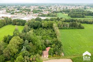 <p><strong>Prachtig perceel hartje Geel op 6.506,96 m²</strong></p>

<p> </p>

<p>Dit prachtig perceel bevindt zich in <strong>hartje Geel</strong>, toch genietend van alle rust en comfort. Het geheel is gelegen in parkgebied waardoor je zekerheid hebt van een <strong>knappe groene omgeving</strong>.</p>

<p> </p>

<p>Er bevindt zich een woning die de mogelijkheid heeft tot <strong>sloop en heropbouw. </strong>Er wordt een actieve vergunning afgeleverd voor het bouwen van <strong>een nieuwe woning</strong>.</p>

<p> </p>

<p>Dit is een meer dan unieke kans om een <strong>uitzonderlijk groot perceel</strong> te verwerven midden in het groen.</p>

<p> </p>

<ul><li><strong>Enkele troeven:Ruim perceel (6.506,96 m²)</strong></li><li><strong>Groene omgeving</strong></li><li><strong>Mogelijkheid tot het bouwen van een nieuwe woning</strong></li></ul>