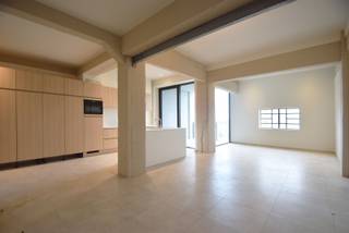 In een rustige, groene omgeving aan de rand van Diksmuide bevindt zich dit prachtig afgewerkte nieuwbouwappartement dat ruimte, licht en...