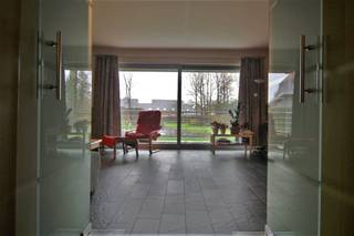 Knap gelijkvloers parkappartement met ruim zonneterras gelegen in de groene parkresidentie Monet op wandelafstand van het centrum. Gelegen in een mooie residentie met ondergrondse ruime parking. Inkomhal met gastentoilet en dubbele glazen deur uitgevende op een ruime living met prachtig uitzicht en mooi ruim terras uitgevende op de sfeervolle parktuin met waterpartijen. Open geïnstalleerde keuken voorzien van de voornaamste toestellen met praktische wasberging. 2 slaapkamers en 2 badkamers waarvan één met ligbad en één met douche geven dit appartement alle comfort. Ondergronds beschikt men tevens over een ruime garagebox. Geen huisdieren gewenst.
Maandelijkse kosten: 95 euro
Huurwaarborg: 3300 euro