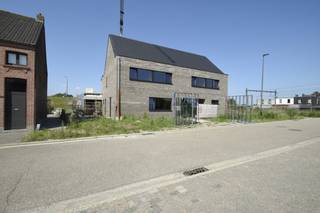 Deze prachtige halfopen bebouwing, gelegen op een perceel van 485 m², biedt alle ruimte en comfort voor een modern gezin.De woning is...