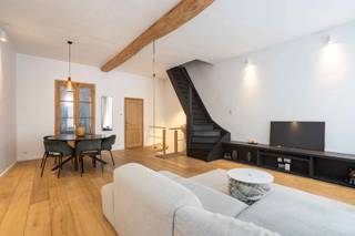 Op een strategische locatie in het centrum van Ninove bevindt zich dit instapklare handelspand met bovenliggend stijlvol appartement. Het...