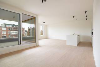 <p><span>Zoek je een appartement met ruimte, licht en groen in de stad? Dan is dit nieuwbouwappartement precies wat je nodig hebt. Met een bewoonbare oppervlakte van ca 133 m², drie slaapkamers, hoge plafonds, overvloedig natuurlijk licht en een terras van 9m² vind je hier alles wat doorgaans moeilijk te combineren is. Nóg troeven: mogelijkheid om aan te kopen onder 6% btw,- (mits voldaan aan voorwaarden).</span></p><p><span> </span></p><p><span>Hoogwaardige afwerking</span><span><br />Reeds bij het binnenkomen merk je dat er veel aandacht is besteed aan afwerking en detail. De inkomhal leidt je naar het volledige appartement, waar een doorlopende houten parketvloer voor een warme en stijlvolle uitstraling zorgt. De open keuken is voorzien van kwalitatieve toestellen van Whirlpool, een inductiekookplaat en een elegant werkblad. Ze sluit aan op een lichtrijke woonkamer met grote ramen en moderne accenten, zoals zwarte inbouwspots. Het schuifraam opent naar het terras, waardoor binnen- en buitenleven moeiteloos in elkaar overvloeien.</span></p><p><span> </span></p><p><span>Drie slaapkamers en luxueuze badkamer</span></p><p><span>Via de nachthal bereik je de drie slaapkamers, elk met dezelfde parketvloer, aluminium ramen met hoogrendementsglas en ingebouwde ventilatie. De badkamer straalt luxe uit met een inloopdouche voorzien van regenkop, dubbele wastafel, grote spiegel en terrazzo vloer- en wandtegels in steenlook. Daarnaast is er nog een aparte berging en een apart toilet aanwezig.</span></p><p><span> </span></p><p><span>Energiezuinig en modern</span><span><br />Dit nieuwbouwappartement is volledig afgewerkt en onmiddellijk beschikbaar. Met 6 zonnepanelen (2640 Wp) en hoogrendementsglas woon je hier toekomstgericht én energiezuinig.</span></p><p><span>Ondergrondse autostaanplaats aan te kopen voor € 28.200,-</span></p><p><span> </span></p><p><span>Rivierenhof om de hoek</span><span><br />Je woont hier ideaal, overal dichtbij en toch heerlijk rustig en groen. Het prachtige Rivierenhof, het grootste park van de stad, ligt op amper een paar minuten wandelen. Binnen een straal van nog geen 500 meter zijn liefst vier supermarkten. Ook heel wat buurtwinkels zijn vlakbij. Met de fiets, de bus of de tram sta je snel in de stad, met de auto sta je zo op de autostrade. Door de vernieuwing van de Wouter Haecklaan bevindt je je in het groen. </span></p><p><span><br /><br /></span></p><p><span> </span></p><p><span> </span></p>