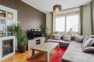 De woning is gelegen in het gegeerde centrum van Marke, op wandelafstand van winkels, scholen en openbaar vervoer. Bovendien bent u op slechts enkele minuten van de belangrijkste invalswegen rond Kortrijk. Met drie volwaardige slaapkamers, een inpandige garage en een vat vol bergruimte biedt deze woning alle plek die een modern gezin nodig heeft. De woning beschikt over zonnepanelen, een warmtepomp en maar liefst meer dan 200m² aan bewoonbare oppervlakte. Contacteer Xan voor meer info of een bezoek ter plaatse via 0477 56 02 71 of xan.debaenst@dewaele.com.Bestuursmaatregelen in het maatregelenregister: in aanvraag