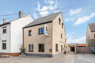 Ruime gezinswoning (192m2) op een perceel van 5a45 met 3 slaapkamers, bijgebouw (30m2) omgevormd tot gym en verwarmd zwembad met buitendouche!
Deze instapklare woning is de perfecte mix van gezellig wonen en luxueus genieten.
Met oog voor detail afgewerkt en voorzien van tal van comfortelementen, biedt dit huis alles wat je nodig hebt voor een moderne levensstijl.
De locatie van de woning is gunstig, Deze is centraal gelegen, op wandelafstand winkels, scholen en het openbaar vervoer.
Hier nog even een opsomming van de belangrijkste troeven:
* zonnepanelen (8970wp) + thuis batterij
* elektriciteit conform
* laadpaal
* leuke living met airco en palletkachel
* ruime en praktische keuken met 2 afwasmachines 2 ovens en 2 microgolfovens
* houtkachel
* 2 badkamers
* gezellig zuid gelegen tuin met ruim terras
* verwarmd zwembad met buitendouche
* overal rolluiken.
Kortom een leuke woning op een toplocatie.
Voor verdere informatie kan U steeds terecht op ons kantoor. 014/82.15.15.