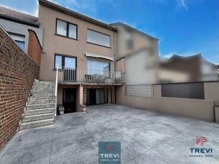 <p><span>Prachtig gerenoveerd huis met 4 slaapkamers en een prachtige tuin. Het huis bestaat uit een grote betegelde hal die leidt naar de wasruimte en de grote garage met een gemotoriseerde deur. Grote woonkamer van 45 m² met een open haard die leidt naar de mooie open keuken, volledig uitgerust met een prachtig granieten werkblad. Toegang tot het prachtige terras en de mooie tuin. Gastentoilet. Op de bovenverdieping, via de nachthal, drie mooie en grote slaapkamers van 18, 15 en 9 m². Een prachtige volledig betegelde doucheruimte van 5 m² met een douchecabine, een dubbele wastafel en een toilet. Zolderberging. Dubbele beglazing Aluminium en rolluiken. Centrale verwarming op gas. Regenwatertank. Fotovoltaïsche panelen (12) met autonome batterij. Waterontharder. Thermodynamische boiler. Airconditioning. Doe een bod vanaf 375.000. Informatie en bezoeken op 02/355.50.55.</span></p>