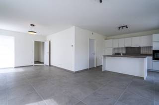 INDELING: GELIJKVLOERS: - inkomhal met gastentoilet - aangename en lichtrijke leefruimte (35m²) -open keuken (10m² ) dubbele spoelbak, koelkast,...