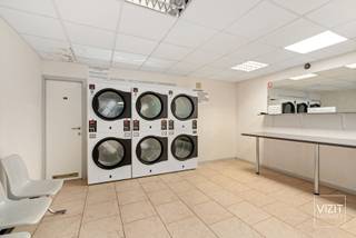 In het centrum van Erembodegem bieden we dit commercieel interessant pand aan, momenteel uitgebaat als een goed draaiende wasserette, met daarachter een ruime opslagplaats en bovenaan een casco duplex woonruimte die volledig kan worden afgewerkt naar eigen smaak. De machines van de wasserette zijn niet inbegrepen, maar kunnen worden overgenomen op aanvraag.<br /><br />Het gelijkvloers omvat de wasserette met technische ruimten en een grote opslagzone, terwijl via een aparte inkomhal een trap toegang geeft tot de eerste en tweede verdieping, waar telkens een casco-ruimte van ongeveer 60 m² aanwezig is. Achteraan is er een kleine stadstuin.<br /><br />Dit pand biedt een sterke commerciële zichtbaarheid én potentieel voor woonruimte, ideaal voor ondernemers of investeerders in het centrum van Erembodegem.<br /><br />Bekijk de documenten op www.vizitvastgoed.be<br />VCRO: in aanvraag - G-score: B - P-score: B