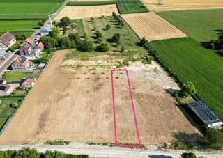 Bouwgrond van 881 m² voor halfopen bebouwing<br /><br />Deze bouwgrond bevindt zich in Herderen, een gezellige deelgemeente van Riemst. Van hieruit heb je een vlotte verbinding naar omliggende steden zoals Tongeren (7,5 km) en Maastricht (8 km). Ook scholen, buurtwinkels en het openbaar vervoer zijn op wandelafstand bereikbaar. Het oprittencomplex (afrit 32) naar de E313 ligt op 3,5 km. De doodlopende straat zorgt tot slot voor een extra kindvriendelijke en rustige omgeving.<br /><br />Een extra pluspunt is de zuidelijke oriëntatie van de bouwgrond. Bovendien kan het zicht naar het zuiden niet worden geblokkeerd.<br /><br />De grond bestaat uit 570 m² bouwgrond + 311 m² achterliggende grond.<br /><br />De bouwvoorschriften zijn als volgt:<br /><br />Bouwdiepte:<br />- Gelijkvloers: maximaal 17,00 m zoals aangeduid op het verkavelingsplan inclusief de gelijkvloerse uitbreidingszone.<br />- Verdieping: maximaal 12,00m.<br /><br />Interesse? Laat het ons weten via 089 390 990 of info@immofair.be!