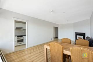 Dit recent opgefriste appartement gelegen op de tiende verdieping biedt een schitterend zicht op de skyline van Brussel. U betreed het appartement...