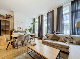 <p><span>Dit instapklare appartement geniet van een uitstekende ligging vlak bij Gent-Zuid en biedt een ideale combinatie van comfort, lichtinval en bereikbaarheid.</span></p><p><span>Via de inkomhal kom je terecht in de aangename leefruimte van 25 m² met open, volledig geïnstalleerde keuken. Deze beschikt over alle nodige toestellen, waaronder een koelkast met vriesvak, vitrokeramische kookplaat, vaatwasser, combi-oven en spoelbak. Dankzij de grote raampartijen geniet de leefruimte van een aangename natuurlijke lichtinval.</span></p><p><span>Het appartement telt twee slaapkamers van respectievelijk 12 m² en 7 m². De tweede kamer is perfect geschikt als bureau, dressing of hobbyruimte. Beide kamers bevinden zich aan de rustige achterzijde van het gebouw, wat bijdraagt aan een aangenaam wooncomfort.</span></p><p><span>De badkamer is uitgerust met een ruime inloopdouche en een wastafel. Daarnaast is er een praktische aansluiting voor een wasmachine voorzien.</span></p><p><span>Een extra troef is de afgesloten autostaanplaats, waar bovendien voldoende ruimte aanwezig is om fietsen veilig te stallen.</span></p><p><span>Het appartement wordt verhuurd via een huurovereenkomst van drie jaar met verplichte domiciliering.</span></p><p><span>Op zoek naar een verzorgd en lichtrijk appartement op een uiterst centrale locatie in Gent?</span><span> </span><span>Aarzel dan niet en plan vandaag nog uw bezoek in!</span></p>