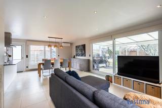 Bent u op zoek naar een instapklare woning, waar je gelijkvloers kan wonen in een groene, landelijke omgeving met een uitmuntende bereikbaarheid? Gevonden! Hier woont u in alle rust, omringd door natuur en wandelroutes, en toch met een vlotte verbinding naar winkels, scholen en E40.<br /><br />EPC label B – 119 kWh / Asbestveilig / CV Aardgas en Lucht-lucht warmtepomp / Gashaard / Elektriciteit conform / 20 Zonnepanelen met thuisbatterij van 9.6 kWh / …<br /><br />Achteraan bevindt zich de lichtrijke leefruimte met een gezellige zithoek met gashaard en open keuken, een aangename plek waar koken en tafelen in elkaar overvloeien. De keuken is volledig uitgerust met alle toestellen en afgewerkt met een stijlvol granieten werkblad, wat zorgt voor een duurzame en kwalitatieve uitstraling. Het extra ruime werkblad biedt bovendien de mogelijkheid om eraan te zitten, ideaal om te aperitieven of gezellig mee te genieten tijdens het koken.<br /><br />De bungalow beschikt over 3 volwaardige slaapkamers, waarvan twee voorzien zijn van ingemaakte kasten, wat zorgt voor extra opbergruimte en optimaal gebruik van elke vierkante meter. De badkamer is uitgerust met een douche in bad en badkamermeubel. Daarnaast is er een apart toilet met handenwasser. Een afzonderlijke technische ruimte zorgt voor bijkomende bergruimte en een nette organisatie van de installaties.<br /><br />Ook op vlak van parkeermogelijkheden scoort deze woning uitstekend. U beschikt over parkeergelegenheid voor en naast de woning én een inpandige garage, wat zorgt voor comfort en veiligheid in het dagelijks gebruik.<br /><br />In de tuin bevindt zich naast het terras nog een gezellige zithoek waar je heerlijk kan ontspannen. Deze ligt beschut onder een prachtige blauwe regen en een appelboom, die samen voor een charmante en natuurlijke sfeer zorgen. In de lente en zomer geniet je hier van schaduw, groen en een aangename rust. De ideale plek om te ontspannen of gezellig samen te zitten.<br /><br />Dankzij de gelijkvloerse indeling is deze bungalow bijzonder geschikt voor gezinnen en ouderen die comfortabel en toekomstgericht willen wonen zonder trappen. De instapklare staat maakt dat u hier meteen kan intrekken en genieten, zonder ingrijpende werken.<br /><br />De combinatie van landelijke rust, functionele indeling en uitmuntende bereikbaarheid maakt van deze woning een unieke opportuniteit in de regio.<br /><br />Bent u klaar om deze charmante bungalow zelf te ontdekken? Neem vandaag nog contact op en plan uw bezoek in. Uw nieuwe thuis wacht op u.