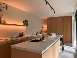 <p>Karaktervolle woning met luxueuze leefkeuken te Bonheiden</p><p>Deze woning werd in 2024 volledig gerenoveerd en combineert een tijdloze uitstraling met een bijzonder licht en modern interieur.</p><p>Het absolute hart van de woning is de ruime luxueuze leefkeuken. De indrukwekkende raampartij in pastoriestijl over de volledige lengte van de keuken zorgt voor een overvloed aan natuurlijk licht en een sterke verbinding met het zuid gerichte terras. De combinatie van eikfineer en hoogwaardige AEG-toestellen geeft de keuken een warme maar bijzonder verfijnde uitstraling.</p><p>Ook de leefruimte werd met oog voor detail ingericht, met ingemaakte kasten, een geïntegreerde bureau en eiken parket.</p><p>De woning werd bovendien volledig energetisch aangepakt en behaalt een EPC A. In de living zorgt vloerverwarming voor aangenaam comfort, terwijl de slaapkamers beschikken over airconditioning die zowel kan koelen als verwarmen. Ook aan comfort en veiligheid werd gedacht dankzij een alarmsysteem en camerasysteem.</p><p>Het zuid gerichte Padouk-terras vormt een heerlijke verlenging van de leefkeuken. Dankzij de grote zonnetent en het groen geniet u hier in alle rust van de zon.</p><p>Troeven<br />* Volledig gerenoveerd in 2024<br />* EPC A – 96 kWh/m² en toekomstbestendig met warmtepomp (Daikin)<br />* Grote, luxueuze leefkeuken<br />* Indrukwekkende glazen raampartij in pastoriestijl<br />* Vloerverwarming op de gelijkvloers<br />* Airco in beide slaapkamers<br />* Zuidgericht Padouk-terras<br />* Grote elektrische zonnetent<br />* Laadpaal</p><p>Prijs: vanaf €569 000 (exclusief kosten)</p><p>Bezichtigingen op zaterdag 7 november of 14 november na afspraak via e-mail:<br />Controleer ook je spam voor bevestiging.</p><p>Volg ons op Instagram “Harentstraat44”: https://www.instagram.com/harentstraat44?obrf=MXFtYjZoajZ3cGhhZw%3D%3D&amp;utm_source=qr</p><p>Hopelijk tot snel!</p>