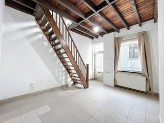 <strong>Ontdek deze charmante woning op een absolute toplocatie in Gent, vlakbij het UZ Gent, De Sterre en het station Gent-Sint-Pieters!</strong><br /><br /><strong>LIGGING</strong><br /><br />Deze buurt staat bekend om haar uitstekende bereikbaarheid, groene omgeving en vlotte toegang tot winkels, scholen en openbaar vervoer.<br />Met een indrukwekkende <strong>MOBISCORE</strong> v<strong>an 9,3/10</strong> en iconische plekken zoals het Citadelpark en Paul de Smet de Naeyerpark op wandelafstand, vormt deze eigendom een uitzonderlijke kans voor wie rustig wil wonen in een doodlopende straat met alle stedelijke troeven binnen handbereik.<br /><br /><strong>INDELING</strong><br /><br />De gezellige leefruimte en keuken op het gelijkvloers vormen een warme basis, aangevuld met een douche, gastentoilet en een toegang tot de aangename stadskoer.<br />Deze buitenruimte is een zeldzame troef in de stad en perfect voor wie graag ontspant.<br />Dankzij de grote raampartijen geniet u doorheen de gehele woning van veel natuurlijk licht, wat een gevoel van ruimte en openheid creëert.<br /><br />Op de eerste verdieping krijgt u de vrijheid om een slaapkamer, bureau of hobbyruimte in te richten, terwijl de tweede verdieping nog extra mogelijkheden biedt.<br />De tweede verdieping leent zich perfect tot het creëren van een tweede slaapkamer of multifunctionele ruimte die aansluit bij uw eigen noden, smaak en leefstijl.<br /><br /><strong>Met de juiste modernisering kan deze woning uitgroeien tot een stijlvolle en comfortabele thuis waar authenticiteit en hedendaags woonplezier elkaar versterken!</strong><br /><br />Contacteer Kevin voor meer info/bezoek: <strong>0476 66 55 50</strong>