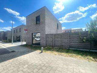 <strong>Rustig gelegen woning met 3 slaapkamers en carport<br /><br />Indeling</strong><br />gelijkvloers: inkomhal, toilet met lavabo, living met open keuken en berging<br />eerste verdiep: 3 slaapkamers, badkamer, aparte toilet en berging<br /><br /><strong>Troeven:</strong>
<ul><li>zonnepanelen inbegrepen</li><li>centrale verwarming op gas</li><li>ventilatiesysteem voorzien</li><li>vliegramen voorzien</li><li>Zuidwest georiënteerde tuin</li><li>rustige ligging in doodlopende straat</li><li>parking vooraan voor 2 auto's</li><li>carport en tuinhuis</li></ul>