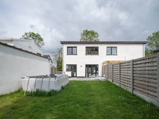 Deze instapklare halfopen bebouwing is rustig gelegen in een aangename woonomgeving in Oostakker. Dankzij de centrale ligging bereikt u in enkele minuten winkels, scholen en horeca.<br /><br />De woning heeft van een uitstekende bereikbaarheid met de nabijheid van de R4 en belangrijke invalswegen, wat zorgt voor een vlotte verbinding richting Gent, Antwerpen en Brussel.<br /><br />De indeling is als volgt: via de inkomhal betreedt u de woning, waar zich een gastentoilet bevindt. Vervolgens komt u in de lichtrijke leefruimte, die aansluit op de keuken. De open keuken met eiland biedt toegang tot de tuin en beschikt over voldoende ruimte.<br /><br />De tuin bestaat uit een aangelegd terras en is volledig afgebakend, dat een aangename private sfeer geeft. Daarnaast is er een aparte garage en oprit waar u meerdere wagens kunt parkeren.<br /><br />Op de eerste verdieping bevinden zich drie slaapkamers en een badkamer, uitgerust met de nodige voorzieningen.<br /><br />Troeven:
<ul>
	<li>Instapklare halfopen bebouwing</li>
	<li>Rustige ligging centraal in Oostakker</li>
	<li>Goede bereikbaarheid via R4</li>
	<li>Aangename tuin met aparte garage</li>
</ul>
<br />Bent u op zoek naar een woning die u volledig naar eigen smaak kan renoveren op een gunstige locatie? Neem dan snel contact op via 0484 14 96 86 of info@oko.immo.