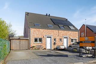 Welkom in Wezemaal ! Gelegen op een centrale locatie, vinden we deze ruime en instapklare woning uit 2010 terug. Met een bewoonbare oppervlakte van 162 m² op een uitzonderlijk groot perceel van maar liefst 25 are, kan men zich naar hartenlust uitleven. Deze eigendom biedt een ideale combinatie van ruimte, comfort en een groene omgeving.<br /><br />We betreden de woning via een inkomhal met gastentoilet en trap naar boven. Vervolgen we de gang, dan komen we terecht in een lichtrijke leefruimte die naadloos overgaat in de eetplaats en de functionele keuken. Hier zorgen de grote raampartijen voor een aangename connectie met de tuin. Op de eerste verdieping vinden we vier slaapkamers en één badkamer terug, de laatste slaapkamer bevindt zich op zolder. Dit alles maakt ze bijzonder geschikt maakt voor grote gezinnen, thuiswerk of het inrichten van hobbyruimtes. <br /><br />De grote tuin tenslotte biedt tal van mogelijkheden voor ontspanning, spel en buitenleven. Dankzij het EPC-label B is de woning energiezuinig, en met een regenwaterput van 5.000 liter wordt ook aandacht besteed aan duurzaam watergebruik. De degelijke bouwkwaliteit uit 2010 vormt een extra troef. Kortom, deze woning is een uitstekende keuze voor wie op zoek is naar ruimte en wooncomfort op een toplocatie in Wezemaal. <br /><br />Neem nu contact op met Ben via ben@sophimo.be of op 0468 58 04 09 !