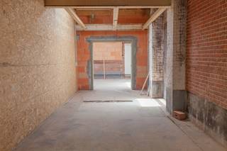 Afgesloten stockage unit van +/- 32 m²  in een complex van 15 units.Het complex is aan de straatkant volledig afgesloten met poort van 2m45 B op 2m36...