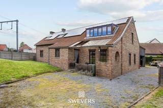 Voor meer info en foto’s, surf naar www.swevers.be – Ontdek dit ruime landhuis in Kermt met een bewoonbare oppervlakte van 328 m² op een perceel van 14a 08ca. De woning is ingericht als twee afzonderlijke woonniveaus, ideaal voor kangoeroewonen, een combinatie van wonen en werken of gezinnen die extra zelfstandigheid wensen. De instapklare eerste verdieping beschikt over een gezellige leefruimte met aansluitende eetplaats en keuken, drie slaapkamers, een dressing, badkamer, apart toilet, berging met wasplaats en een terras. Op het gelijkvloers vindt u een tweede woongelegenheid met leefruimte, eetplaats, keuken, bureau, slaapkamer, badkamer, meerdere bergingen, een grote inpandige garage en een overdekt terras. Deze verdieping vraagt renovatie, maar biedt een praktische basis om volledig naar eigen smaak af te werken. In totaal telt de woning vijf slaapkamers, twee badkamers, een zolder en drie garages, wat zorgt voor uitzonderlijk veel ruimte en mogelijkheden. De grote tuin vormt een aangename aanvulling op het wooncomfort. Dankzij de centrale ligging bereikt u winkels, scholen, openbaar vervoer, restaurants en ontspanning op wandelafstand, terwijl ook de autosnelweg vlot bereikbaar is. Een veelzijdige woning met tal van mogelijkheden voor wie op zoek is naar ruimte, flexibiliteit en een centrale ligging. Voor meer informatie, bel 011 255 155. Bron bewoonbare oppervlakte: EPC – verslag.