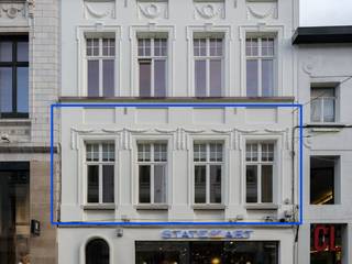 🏡 <strong>Stijlvol appartement van 170m² in authentiek herenhuis – hartje centrum Gent (Kortedagsteeg 27)</strong><br />In het bruisende centrum van Gent bevindt zich dit ruime en lichtrijke appartement op de 1e verdieping van een karaktervol herenhuis. Een uitzonderlijke ligging op wandelafstand van de Kouter, Vooruit, het vernieuwde Wintercircus, gezellige horeca, winkels en openbaar vervoer.<br /><br />💶 <strong>Huurprijs:</strong> €1.900/maand<br />• €80/maand algemene kosten<br />• Optionele garage: €150/maand<br />• Individuele tellers voor EGW<br />📅 Beschikbaar vanaf 1 augustus 2026 (evt. vanaf 1 juli bespreekbaar)<br /><br />📐 <strong>Indeling:</strong><br />Inkomhal met vestiaire en apart toilet, ruime en lichte living met parketvloer en authentieke schouw, volledig ingerichte keuken met alle toestellen, praktische berging, bureau of 3e slaapkamer met directe toegang via de living en zicht op het terras, nachthal, 2 volwaardige slaapkamers met parket en gordijnen, ruime badkamer met grote douche, ligbad, dubbele lavabo en toilet, en een zeer ruim terras met houten planken.<br /><br />🌟 <strong>Extra troeven:</strong><br />Dit appartement combineert authentieke charme met hedendaags comfort: karaktervolle elementen zoals de schouw en hoge plafonds, veel natuurlijke lichtinval en een warme, elegante afwerking. Het ruime houten terras vormt een echte buitenoase midden in de stad. De indeling is flexibel met mogelijkheid tot 3 slaapkamers of bureau, ideaal voor wie wonen en werken wil combineren. De optionele garage in het centrum is een absolute meerwaarde. Alles bevindt zich op wandelafstand, waardoor dit een unieke woonplek is in het hart van Gent.<br /><br />👤 Ideaal voor koppel, alleenstaande of jong gezin<br />📄 Domicilie verplicht – geen huisdieren gewenst<br /><br />📞 Interesse of bezoek? tine@tvevastgoed.be – 0474 97 00 22