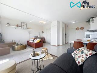 Deze studio op de 9de verdieping van residentie Laguna Beach bezorgt u een instant vakantiegevoel! Dankzij de open indeling met keuken, eet-, zit- en slaaphoek ervaart u overal licht en ruimte. De badkamer is voorzien van een wastafel, bad-douchecombinatie en een apart toilet. <br />Op het ruime terras geniet u van een prachtig uitzicht over het meer en de omgeving. <br /><br />Er is mogelijkheid tot aankoop van een privatieve, vlot toegankelijke parkeerplaats onder het gebouw (€45.000). <br /><br />Laguna Beach beschikt over een recreatiemeer met privéstrand en diverse ontspanningsfaciliteiten zoals een binnenzwembad, pingpongzaal, petanquebanen en volleybalveld. <br /><br />De perfecte uitvalsbasis voor een zorgeloze vakantie aan zee!