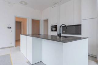 <p>Modern 2-slaapkamer appartement met terras en autostaanplaats.<br />BEN-woning | Beschikbaar: 01/05/2026 | Geen gemeenschappelijke kosten<br /><br /><strong>Bezoek aanvragen</strong>: https://dilegno.mijnhuurprofiel.be/property/8b7c5962-3613-439a-ade4-02011562fe89<br /><br /><strong>Omschrijving:</strong></p>
<p>We betreden dit modern appartement op de 1ste verdieping via de privé trap, dewelke uitgeeft op de inkomhal met apart toilet. Het appartement beschikt over een ruime, lichtrijke woonkamer met open, <span>volledig geïnstalleerde keuken (combi-oven, vaatwasser, koelkast, spoelbak, keramische kookplaat met geïntegreerde dampkap). Aansluitend bevindt zich een berging, dewelke voorzien is van aansluiting voor wasmachine en droogkast. </span><span>Vanuit de woonkamer is er toegang tot het zuid-georiënteerd terras. Als extra geniet de leefruimte van vloerverwarming (warmtepomp).<br /><br /></span>Verder beschikt de woning over een ruime badkamer en twee slaapkamers. <span>De badkamer is uitgerust met zowel inloopdouche als ligbad, en badkamermeubel met dubbele wastafel. </span>Tevens beschikt deze woning over een autostaanplaats.<br /><br /><strong>Algemeen:</strong><br />- BEN-woning: geschat E-peil 30 of lager<br />- Terras<br />- Autostaanplaats<br />- Vloerverwarming<br />- Warmtepomp<br />- Ventilatiesysteem D<br />- Géén gemeenschappelijke kosten!</p>
