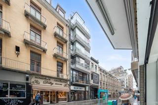<p><strong>Blankenberge: Instapklaar appartement met 2 slaapkamers en terras te koop vlakbij zee!</strong></p>
<p>Op de 4e verdieping van de moderne residentie &quot;Star Clipper&quot; vinden we dit ruim en instapklaar appartement met 2 slaapkamers en terras te koop. Deze is ideaal gelegen in het centrum van Blankenberge op minder dan 100m van strand en zee, verder vinden we in de nabijheid tal van winkels, restaurants, de Grote Markt, jachthaven en openbaar vervoer (trein, tram en bus). Bovendien geniet u vanop het terras zelf van een streepje zeezicht.</p>
<p><strong>Indeling:</strong> Inkomhal, woonkamer, terras, open keuken met berging, badkamer met ligbad en dubbele lavabo, 2 slaapkamers, apart toilet en aparte berging met aansluiting voor wasmachine. + Privatieve kelderberging.</p>
<p><strong>Troeven:</strong></p>
<ul><li>Terras</li><li>Gunstige EPC-score</li><li>Instapklaar</li></ul>
<p>Contacteer Maarten op het nummer 0479 911 357.</p>