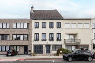 Ben je op zoek naar een woning met veel potentieel waar je jouw eigen woonideeën kan realiseren? Dan is dit huis precies wat je zoekt!De indeling is...