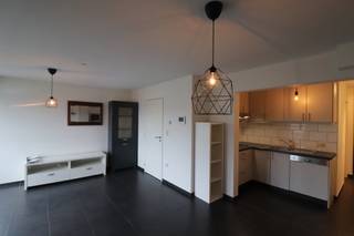 INDELINGInkomhal, woonkamer met toegang tot het terras achteraan, open keuken met formica aanbouwkeuken met spoeltafel met 1 spoelbak, keramische...