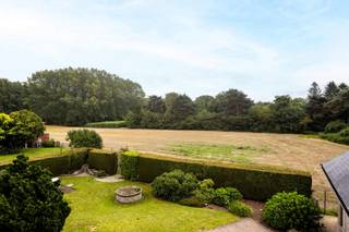 <p>Te koop te Berlare! <br />Op een mooi perceel van ongeveer 1.000 m² bevindt zich dit ruime en stijlvolle villa dat rust, comfort en functionaliteit moeiteloos combineert.<br />Gelegen op wandel van het natuurdomein het Broek.<br />De woning straalt karakter en ruimte uit dankzij de hoge plafonds, grote raampartijen en met prachtige antieke schouwen. Deze elementen zorgen samen voor een warme, authentieke uitstraling en een open, lichtrijk woongevoel. Vanuit de leefruimtes geniet je van een uitzicht over de velden.<br />Woning kan perfect dienen als kangoeroewoning, praktijk,.. tal van mogelijkheden.<br />Ruime inkomhal<br />2 Lichtrijke leefruimte met zit- en eetgedeelte<br />Karaktervolle schouwen<br />Volledig uitgeruste keuken met zicht op de tuin<br />Mogelijkheid tot bureauruimte op het gelijkvloers<br />Aansluitend bevindt zich de eerste badkamer met douche<br />De eerste verdieping van de woning kan bereikt worden via de personenlift of via de traphal<br />Bovenverdieping met 4 ruime slaapkamers en 2 badkamers met ligbad en douche<br />Extra troeven:<br />Volledig onderkelderd met ruimte voor meerdere wagens, hobbyruimte of stockage<br />Automatische poort voor extra comfort<br />Buitengarage<br />De woning is volledig asbestveilig<br />Graag een bezoek ter plaatse? Contacteer Bernhard op 0476 022 089 of mail naar bernhard@cornelis-goeman.be voor een afspraak.</p>