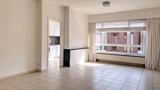 Gelegen binnen de Grote Ring van Hasselt, op de gegeerde Maastrichtersteenweg, bevindt zich dit charmante tweeslaapkamerappartement in een kleinschalige residentie.<br /><br />Het appartement situeert zich op de eerste verdieping (zonder lift) en verwelkomt u in een lichtrijke woonkamer met een aangename leefruimte. De aparte keuken is praktisch ingericht en voorzien van onder meer een koelkast, diepvries en alle nodige comfort.<br /><br />Verder beschikt het appartement over twee volwaardige slaapkamers, ideaal voor een koppel, klein gezin of als investering.<br /><br />De absolute troef van deze eigendom is het ruime terras. Via de buitentrap bereikt u het privatieve tuingedeelte met gezellige zithoek, perfect om in alle rust te genieten. Vanuit de tuin heeft u bovendien directe toegang tot de garage, die uitgeeft op de Bosstraat.<br /><br />Een interessante opportuniteit voor wie comfortabel wil wonen op een centrale ligging, met alle voorzieningen binnen handbereik.<br /><br />Huurprijs: 925 EUR/maand. Alle verbruik is individueel. <br />Beschikbaarheid: 1 mei 2026<br /><br />Interesse? Plan snel je bezoek in via onze website www.living-stone.be. <br />Bij vragen, neem contact op via charlotte.geyskens@living-stone.be.