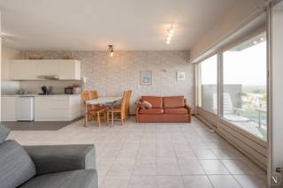 Ontdek deze aantrekkelijke studio, gelegen op de 9de verdieping van de residentie Laguna Beach in Duinbergen, Knokke-Heist. Geniet van een mooi uitzicht op het meer vanuit uw woonkamer met terras. Deze studio biedt een open ingerichte keuken, een badkamer en een apart toilet, allemaal met een functionele en praktische afwerking.<br /><br />Faciliteiten:<br /><br />🏊 Overdekt privézwembad & kinderbad<br />🏖 Privé strandje aan het meer van Heist<br />🎾 Outdoor sportterreinen (volleybal, basket, petanque)<br />🏓 Indoor tafeltennisruimte<br />🚴 Directe toegang tot prachtige fietsroutes<br />🛶 Niet-gemotoriseerde watersport & vissen mogelijk<br />🅿️ Gratis parking op achterzijde gebouw voor bewoners<br />🅿️ Mogelijkheid tot aankoop van een privé autostandplaats in de ondergrondse parking van het gebouw: € 45.000,- <br /><br />Comfort en Veiligheid:<br />De residentie biedt het gemak van een huisbewaarder en een syndicus ter plaatse, zodat u altijd gerust kunt zijn.<br /><br />Unieke Ligging:<br /><br />🔹 Kant meer: Geniet van een mooi uitzicht op het meer van Heist (richting Heist-Zeebrugge)<br />🔹 Kant polders: Grenzend aan een toekomstige golfsite (richting Duinbergen-Knokke)<br />Mis deze kans niet en plan vandaag nog een bezoek om uw toekomstige woning te ontdekken! 📩