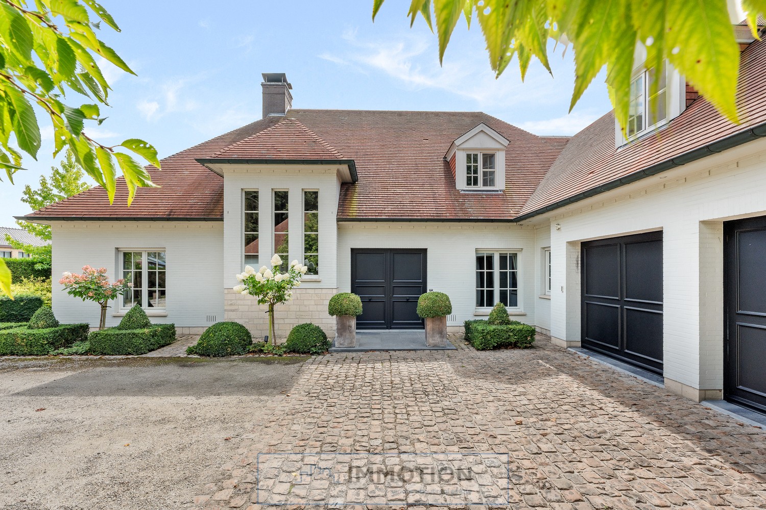 Exclusief wonen in alle comfort: deze centraal gelegen villa op 2.000 m² combineert tijdloze elegantie met royale leefruimtes, hoogwaardige afwerking en een oase van rust in het groen. Regio Bavikhove - foto 2