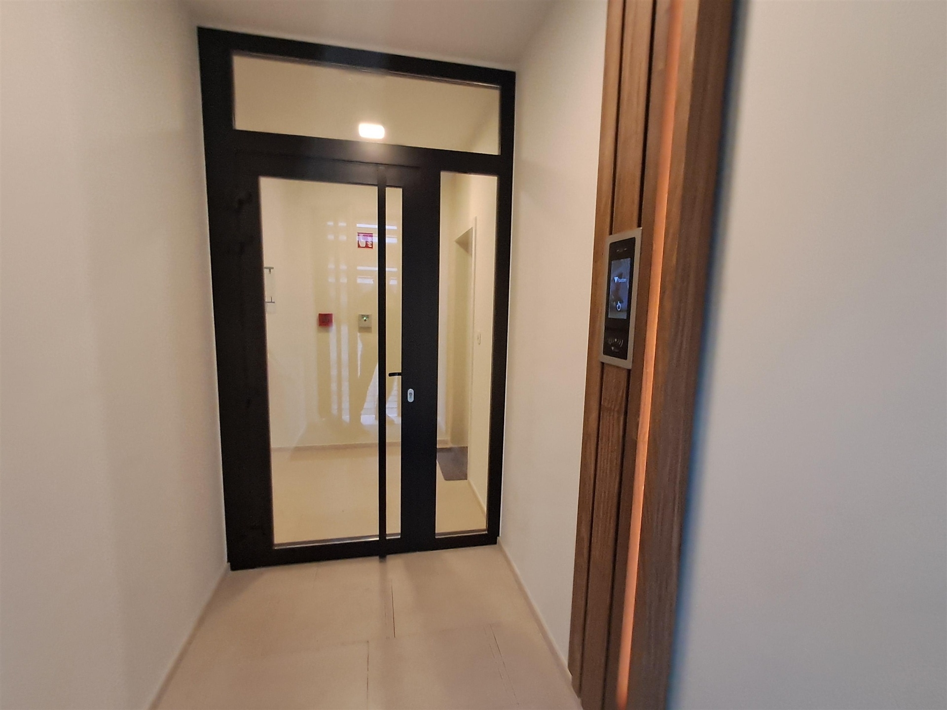 Appartement récent avec terrasse dans un petit immeuble - photo 4