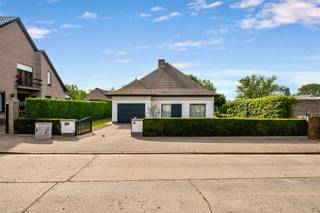 <p><span><span>Alweer VERKOCHT op 1e BEZOEKDAG. Contacteer RANDY REMUE 0479/ 99. 99. 90 als u ook op 1 DAG wil verkopen.</span></span></p><p>"ABSOLUTE TOPPER" - Afspraak ENIGE BEZOEKDAG ENKEL telefonisch via Randy Remue op 0479/ 99. 99. 90, meer info via Facebook "remuerandy" - LIKE de pagina en blijf op de hoogte van alle nieuwe woningen. De stukken van de woning zijn te consulteren op www.immo-zone.be. Deze perfect onderhouden bungalowvilla is rustig gelegen aan Krekelberg 2A in Oosterzele en biedt alles voor wie op zoek is naar comfortabel en gelijkvloers wonen. Indeling: We betreden de woning via de inkomhal, voorzien van gastentoilet. Aan de linkerzijde bevindt zich de inpandige garage, praktisch voor het binnenbrengen van boodschappen. Rechts vinden we de eerste slaapkamer. Achteraan de woning is er de lichtrijke leefruimte met zithoek en eetplaats. De aansluitende, volledig geïnstalleerde keuken vormt een praktische verlenging van de leefruimte. Zowel vanuit de leefruimte als vanuit de keuken is er een rechtstreekse toegang tot de tuin. Verderop in de woning bevinden zich nog twee slaapkamers en de badkamer, uitgerust met ligbad, dubbele wastafel en toilet. De ruime zolder biedt mogelijkheid tot uitbreiding van kamers of polyvalente ruimte. In de prachtige tuin geniet je van rust en privacy. Bovendien bevindt zich achteraan nog een losstaande garage. Deze woning is een ABSOLUTE TOPPER voor gezinnen, starters en investeerders. Gelegen vlakbij winkels, scholen en op 6 km van de autosnelweg. P-score: A / G-score: A. <br />VOOR ZEER SNELLE BESLISSERS!!<br />IMMO ZONE RHODELAND RANDY REMUE - 0479/ 99. 99. 90</p>