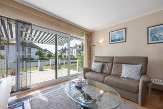 Ontdek dit <strong>uitzonderlijk lichtrijke gelijkvloers appartement</strong> in de stijlvolle <strong>Residentie Sint-Raphaël</strong>, gelegen in het gegeerde domein <strong>Golf Azûr (Warande 25)</strong>. Dankzij de <strong>rustige ligging op wandelafstand van het strand, het nieuwe casino, winkels, restaurants en openbaar vervoer</strong> geniet u hier van het beste wat Middelkerke te bieden heeft.<br /><br />Het appartement beschikt over een <strong>ruime en zonnige leefruimte</strong> met grote raampartijen die uitgeven op het <strong>zuidgerichte terras van ca. 10 m²</strong>. Hierdoor vloeien binnen- en buitenruimte naadloos in elkaar over en geniet u de hele dag van een aangename lichtinval.<br /><br />De <strong>volledig uitgeruste open keuken</strong> sluit perfect aan op de eetruimte en vormt het ideale decor voor gezellige momenten met familie en vrienden.<br /><br />Verder omvat het appartement <strong>twee volwaardige slaapkamers</strong>, een <strong>vernieuwde badkamer met inloopdouche en lavabo</strong>, een <strong>apart</strong> <strong>gastentoilet</strong> en een <strong>praktische berging met aansluiting voor een wasmachine.</strong><br /><br />Een extra troef is het <strong>zonnige, zuidgerichte terras,</strong> waar u in alle rust kunt genieten, beschut tegen de zeewind.<br /><br />Ook aan opbergruimte is geen gebrek dankzij de <strong>privatieve kelderberging en de ruime garagebox.</strong><br /><br /><u><strong>De garagebox dient verplicht mee aangekocht te worden aan € 55.000.</strong></u><br /><br />Bovendien worden <strong>alle meubels mee verkocht</strong>, waardoor het appartement <strong>volledig</strong> <strong>instapklaar</strong> is en onmiddellijk kan worden gebruikt als <strong>vaste woonst, tweede verblijf of investering.</strong><br /><br />Ook op energetisch vlak biedt deze eigendom interessante toekomstperspectieven. Binnen de residentie zijn werken gepland voor de <strong>isolatie van het dak en het plafond van de kelderverdieping</strong>, waardoor de <strong>EPC-score aanzienlijk zal verbeteren.</strong> In combinatie met de plaatsing van een <strong>warmtepomp</strong> is zelfs een <u><strong>EPC B</strong></u> haalbaar.<br /><br /><strong>Troeven:</strong>
<ul>
<li>Ruim gelijkvloers appartement</li>
<li>2 volwaardige slaapkamers</li>
<li>Zuidgericht terras van ca. 10 m²</li>
<li>Volledig gemeubeld en instapklaar</li>
<li>Privatieve kelderberging</li>
<li>Ruime garagebox (verplicht aan te kopen voor € 55.000)</li>
<li>Rustige topligging op wandelafstand van zee en centrum</li>
<li>Ideaal als vaste woonst, tweede verblijf of investering</li>
<li>Potentieel voor een sterke verbetering van de EPC-score</li>
</ul>
<br />Bent u op zoek naar een ruim, lichtrijk en instapklaar appartement op een toplocatie in Middelkerke? Contacteer ons vandaag nog voor een bezoek en ontdek zelf alle troeven van deze unieke eigendom.