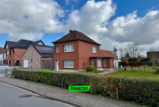 In het charmante Assenede vinden we deze centraal gelegen open bebouwing, vlak bij alle belangrijke voorzieningen zoals winkels, scholen en...