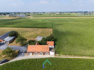 Ligging
<br />Deze halfopen bebouwing is gelegen in de Hooitstraat 6 te Tielt, op een bijzonder rustige en landelijke locatie. De woning bevindt zich in een doodlopende straat, waardoor u hier kan genieten van een aangename woonomgeving met weinig verkeer en veel privacy. De omgeving wordt gekenmerkt door een landelijk en groen karakter, ideaal voor wie houdt van rust en natuur.<br /><br />Algemeen
<br />Deze eigendom is gelegen op een perceel van 420 m² en biedt tal van mogelijkheden voor wie op zoek is naar een renovatie- of nieuwbouwproject. Dankzij de gunstige ligging biedt deze eigendom een uitstekende basis voor een nieuwbouwproject op maat. Een interessante kans voor wie op zoek is naar bouwgrond met de fiscale voordelen van een woning. Een aankoop kan mogelijk gebeuren aan 2% registratierechten in plaats van 12% zoals bij de klassieke bouwgrond, terwijl een sloop- en heropbouwproject onder de voorwaarden kan genieten van het verlaagde btw-tarief van 6%. <br /><br />Troeven<br />* Rustige ligging in een doodlopende straat<br />* Landelijke en groene omgeving<br />* Interessante opportuniteit voor renovatie of nieuwbouw<br /><br />Bent u op zoek naar een eigendom waar u in alle rust uw droomwoning kan realiseren? Dan is deze halfopen bebouwing in Tielt zeker een bezoek waard. Contacteer Loucka voor meer informatie of een bezoek ter plaatse.<br /><br />T: 0469 44 27 57<br />M: loucka@gentill.be