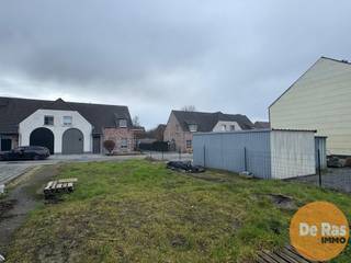 HELDERGEM - Bouwgrond voor halfopen bebouwing <br /><br />Zeer rustig gelegen bouwgrond voor halfopen bebouwing, in een klein straatje vlak bij het dorp. Met een perceelbreedte van 10 meter en een gunstige ligging nabij invalswegen en winkels biedt dit de ideale combinatie van rust en bereikbaarheid.<br /><br />Voor meer informatie kan u ons steeds contacteren (053/60.65.60).