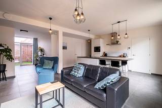 Nieuwbouw appartement gelegen in het ‘Groen Kwartier’. Deze autovrije wijk is voorzien van stadsfietsen, verschillende parkjes en tal van toffe horeca, zoals Pakt. <br /><br />Het appartement is gelegen op het gelijkvloers met eigen inkomdeur. Er is een aparte inkomhal die plaats genoeg biedt om een vestiairekast te plaatsen. Verder kom je in de woonruimte. Hierin staat een open keuken die volledige is uitgerust. De woonkamer biedt ruimte genoeg om een ruime zithoek te voorzien. Het appartement beschikt over twee slaapkamers. De master bedroom is ruim genoeg voor een dubbel bed en grote kledingkast. De tweede slaapkamer is open en is ideaal als home office of logeerkamer. Beide slaapkamers geven toegang tot de stadstuin. Verder in het appartement ligt de badkamer. Deze is voorzien van een ruime inloopdouche en dubbele lavabo. Het toilet is apart. Als laatste is er nog een berging voorzien. Hier bevindt zich een aansluiting voor een wasmachine.<br />In het gebouw is een gemeenschappelijke fietsenberging voorzien. <br /><br />Ondergrondse autostaanplaats (aan Paradeplein) bij te huren aan 120 euro per maand, verplicht. <br />Het pand is beschikbaar vanaf 1 november.<br />Maandelijkse kosten: 60 euro<br />EPC: 82 kWh/m²