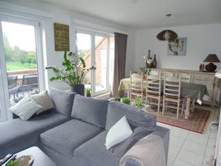 Deze duplex, gelegen op de eerste verdieping, bestaat uit een inkomhal, gastentoilet, woonkamer met open keuken (voorzien van kookplaat, dampkap en spoelbak) en toegang naar het ruim zongericht (west) terras (19m²). De verdieping bestaat uit een nachthal die toegang biedt naar de 2 slaapkamers en de badkamer (ingericht met lavabo en ligbad). Achteraan de woning is er parkeergelegenheid voorzien voor de bewoners. Op de -1 verdieping bevindt zich de bijhorende kelder. Dit appartement biedt de ideale verbindingsmogelijkheden tov de autosnelweg E40 en de N9. Op wandelafstand vindt men het openbaar vervoer en de winkel "Okay". Bent u op zoek naar een lichtrijk appartement in een rustig gebouw met een ruim terras, zonder gemeenschappelijke kosten? Dan is deze aanbieding zeker iets voor u!