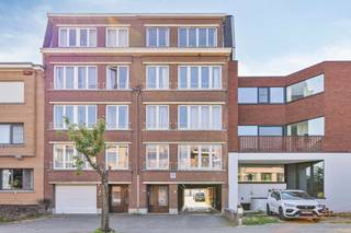 <p>Gelegen aan de begeerde Koning Albertlaan in Kessel-Lo biedt dit solide appartementsgebouw met 4 units, van elk een 80 m², en 20 garageboxen een zeldzame investeringsopportuniteit. De locatie garandeert vlotte bereikbaarheid én blijvende aantrekkingskracht voor bewoners of huurders.<br /><br /><br />De Koning Albertlaan ligt in een residentiële en tegelijk levendige buurt van Kessel-Lo, vlakbij Leuven. Deze ligging combineert rust met bereikbaarheid: winkels, scholen en openbaar vervoer bevinden zich op wandelafstand. Het station van Leuven, sportfaciliteiten en het Provinciedomein liggen op een boogscheut, wat de aantrekkingskracht voor zowel bewoners als huurders versterkt. Dankzij de nabijheid van grote invalswegen (E314, Tiense- en Diestsesteenweg) is dit een bijzonder strategische locatie voor wie wil wonen of investeren in de directe rand van Leuven.<br /><br /></p>
<p>Het gebouw is structureel in goede staat, maar vraagt om een opfrissing. Zowel de appartementen als de garageboxen kunnen met een gerichte renovatie worden opgetild naar een hedendaags niveau dat aansluit bij de huidige marktvraag.<br /><br /></p>
<p>Voor ontwikkelaars biedt dit pand stevige herontwikkelingsmogelijkheden, bijvoorbeeld via opsplitsing, verhuring of reconversie. Particuliere investeerders vinden hier een solide basis voor een mooie en stabiele meeropbrengst.<br /><br /></p>
<p>Kortom: wie vandaag durft te investeren in een gebouw met toekomstwaarde, legt hier de basis voor een sterk rendement. Ideaal voor wie visie heeft én kansen herkent op een toplocatie als deze.<br /><br /><br />Voor meer info en voor het bekijken van de mogelijkheden, contacteer: bvm-vastgoed op 016 23 21 45 of via info@bvm-vastgoed.be .</p>