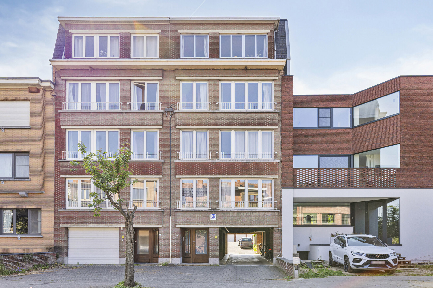 Appartementsgebouw met 4 units en 20 garageboxen - foto 1