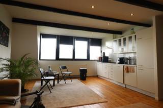<p>Zin om op ’t Zuid te wonen? Ontdek deze charmante studio in de schaduw van het Museum van Schone Kunsten.</p><p>Gelegen op een uiterst gegeerde locatie tussen de Leopold de Waelplaats en de Lambermontplaats en direct omgeven door heel wat trendy cafés en restaurants. Direct aan belangrijke invalswegen, de Ring van Antwerpen en openbaar vervoer. Deelvervoer en velostation op wandelafstand. Bakker, scholen en supermarkten op minder dan 500 m.</p><p>•          Toplocatie op ‘t Zuid<br />•          Kleinschalig gebouw<br />•          Lage algemene kosten<br />•          Beschikbaar vanaf 1/09/2026</p><p>De studio ligt op 4de verdieping en is bereikbaar per trap. Een inkomhal leidt naar de leefruimte met open keuken en aansluiten slaapgedeelte. De badkamer omvat een douche, wc, een wastafel en aansluiting van wasmachine en droogkast.<br /><br />Gemeenschappelijke kosten €140 (onderhoud en elektriciteit gemeenschappelijke delen + privatief verbruik water + privatief verbruik elektriciteit)</p><p>Interesse? Gelieve uw gegevens in te vullen onderaan de advertentie op onze website www.sinjoor.be. De dossierverantwoordelijke zal nadien zo snel mogelijk contact met u opnemen.</p>