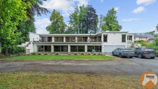 BERINGEN - Deze ruime woning is gelegen in het mooie Beringen en biedt maar liefst 400 m² aan leef - en werkruimte. De eerste verdieping herbergt...