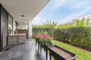 <p><br /><br />Deze service flat is gelegen in Residentie Zuidburg Veurne en ligt op slechts 600 m van het centrum van Veurne en 7 km van de kust. Heel wat voorzieningen zijn dus op wandelafstand van de assistentiewoning. </p>

<p>-INDELING-<br />Inkomhall met aansluitend een apart toilet. Volledig ingerichte keuken (combi-oven, vaatwasser, koelkast, dampkap, enkele wastafel) met een gezellige leefruimte met zicht op het terras en de binnentuin. Ruime slaapkamer met aansluitend de gemakkelijk toegankelijke badkamer met ruime inloopdouche. Terug in de inkomhall heb je een extra slaapkamer/ bureauruimte met toegang tot de badkamer. Tot slot is er nog een bergruimte met aansluiting voor de droogkast en wasmachine. </p>

<p>Een service flat is ideaal voor 65-plussers of mensen met een beperking, die toch nog op een zelfstandige manier willen wonen in een comfortabele en rolstoeltoegankelijke woonst. Verschillende gemeenschappelijke diensten kunnen gebruikt worden indien dit nodig wordt geacht.</p>

<p>Interesse in deze assistentiewoning? Neem gerust contact op met ons kantoor voor meer info (058 31 58 58).</p>